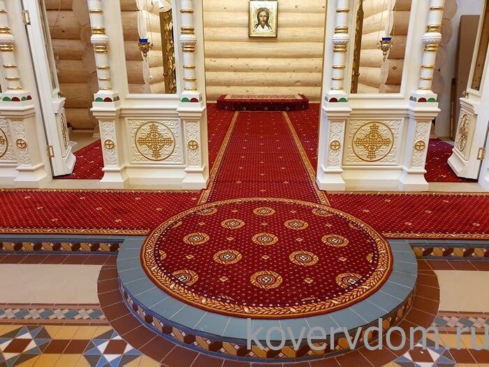 Полушерстяное ковровое покрытие с укладкой в алтарную часть, на солею и амвон в храме Полушерстяное ковровое покрытие с укладкой в алтарную часть, на солею и амвон в храме