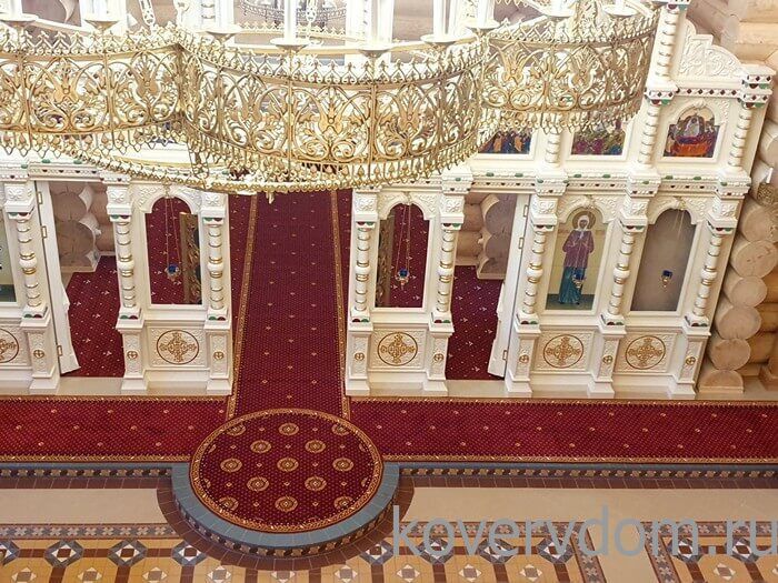Полушерстяное ковровое покрытие с укладкой в алтарную часть, на солею и амвон в храме Полушерстяное ковровое покрытие с укладкой в алтарную часть, на солею и амвон в храме